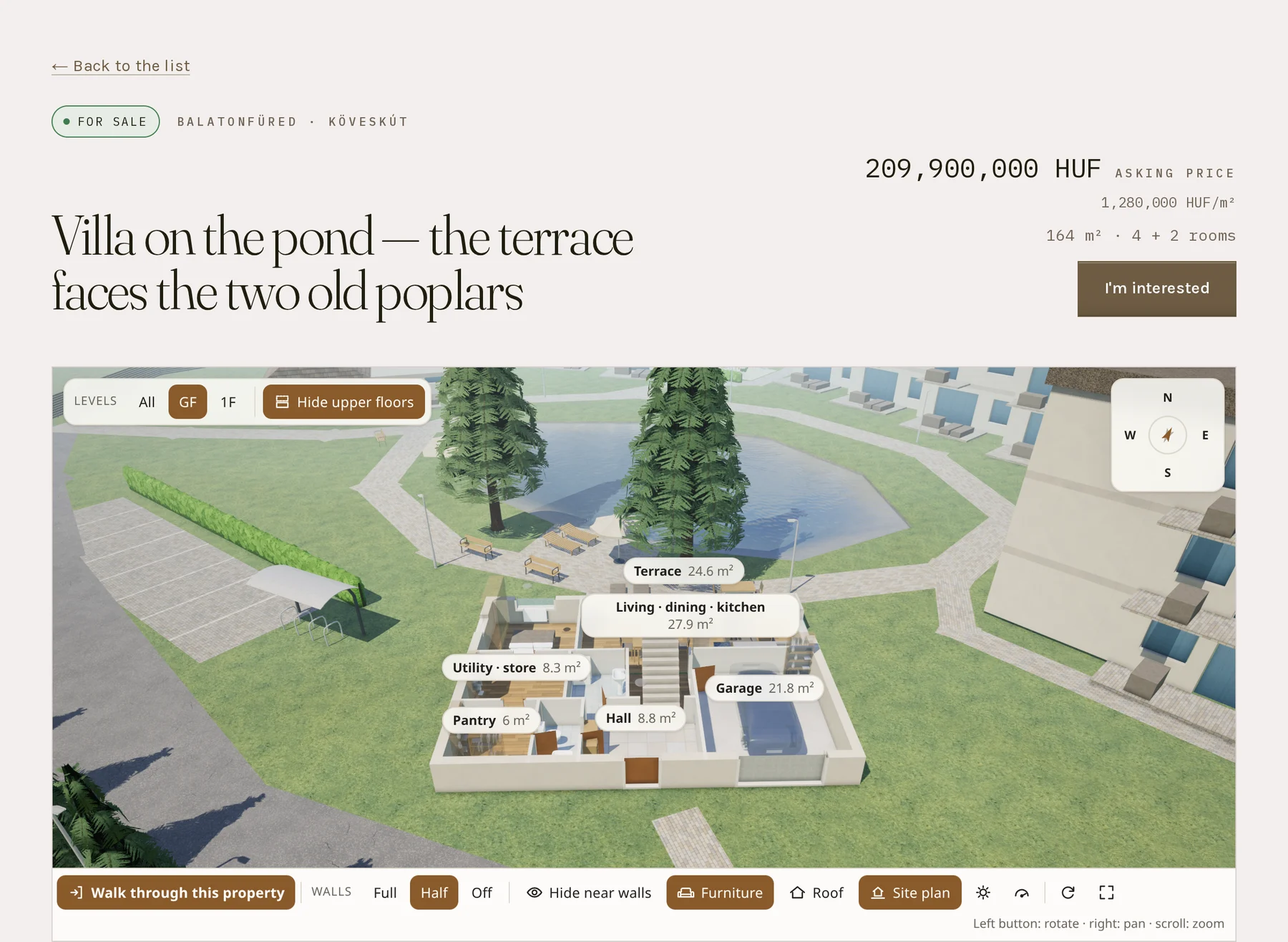 Die Objektseite einer Villa am See: oben Überschrift und Lage, rechts Angebotspreis, Quadratmeterpreis, Wohnfläche und Zimmerzahl mit einer Anfrage-Schaltfläche; darunter das 3D-Modell des Erdgeschosses mit halbhohen Wänden und acht Räumen mit Namen und Maß, darüber Geschosswahl und Kompass, darunter eine Werkzeugleiste mit der Schaltfläche für den Rundgang, den Wandreglern und den Schaltern für Möbel und Dach.