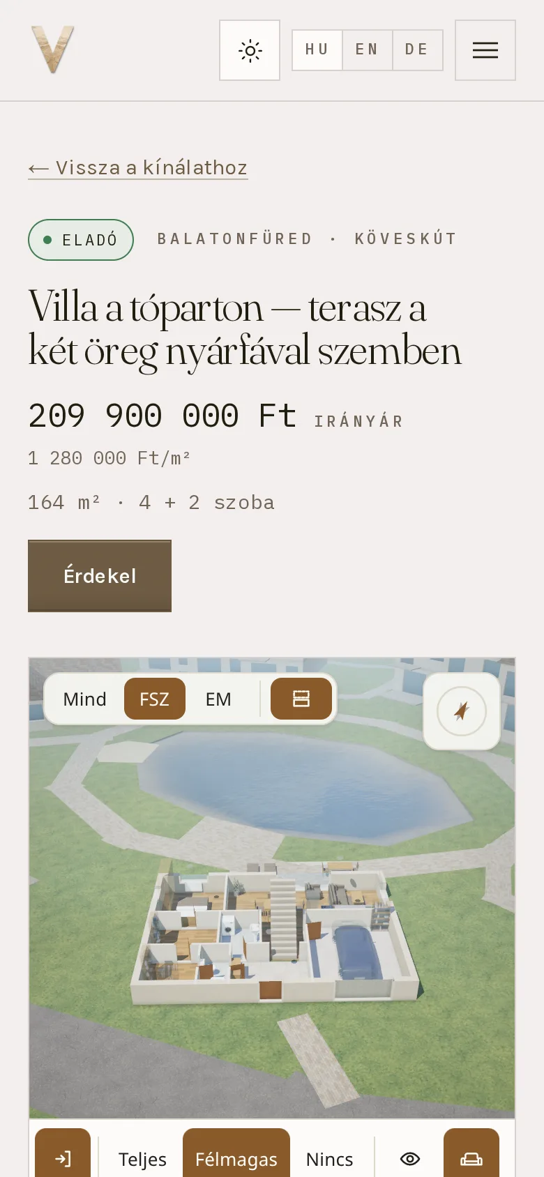 Ugyanannak a villának az adatlapja telefonon, 390 képpont széles kijelzőn: fölül a márkasáv a nyelvváltóval, alatta a cím, az irányár, az alapterület és a szobaszám, egy Érdekel gomb, majd a 3D modell a szintváltóval, az iránytűvel és a falak kapcsolóival.