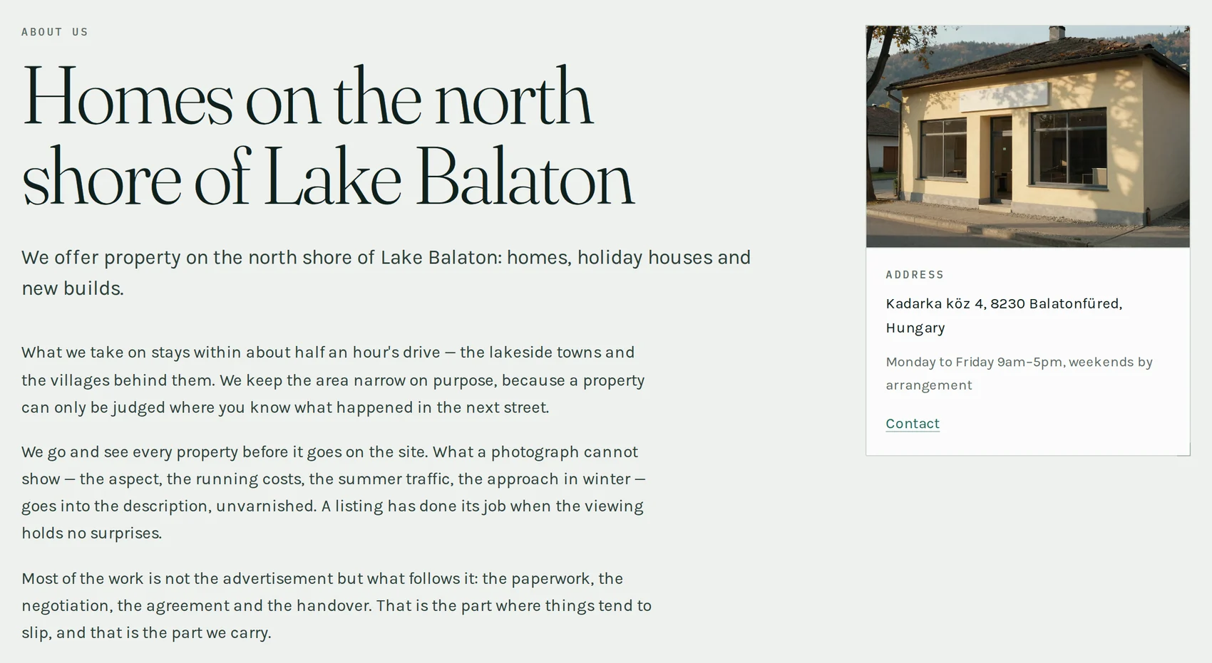 The about page of the demo site: the agency's headline and two paragraphs about how it works on the left, and on the right a photograph of the office with the address, the opening hours and a link to the contact page beneath it.