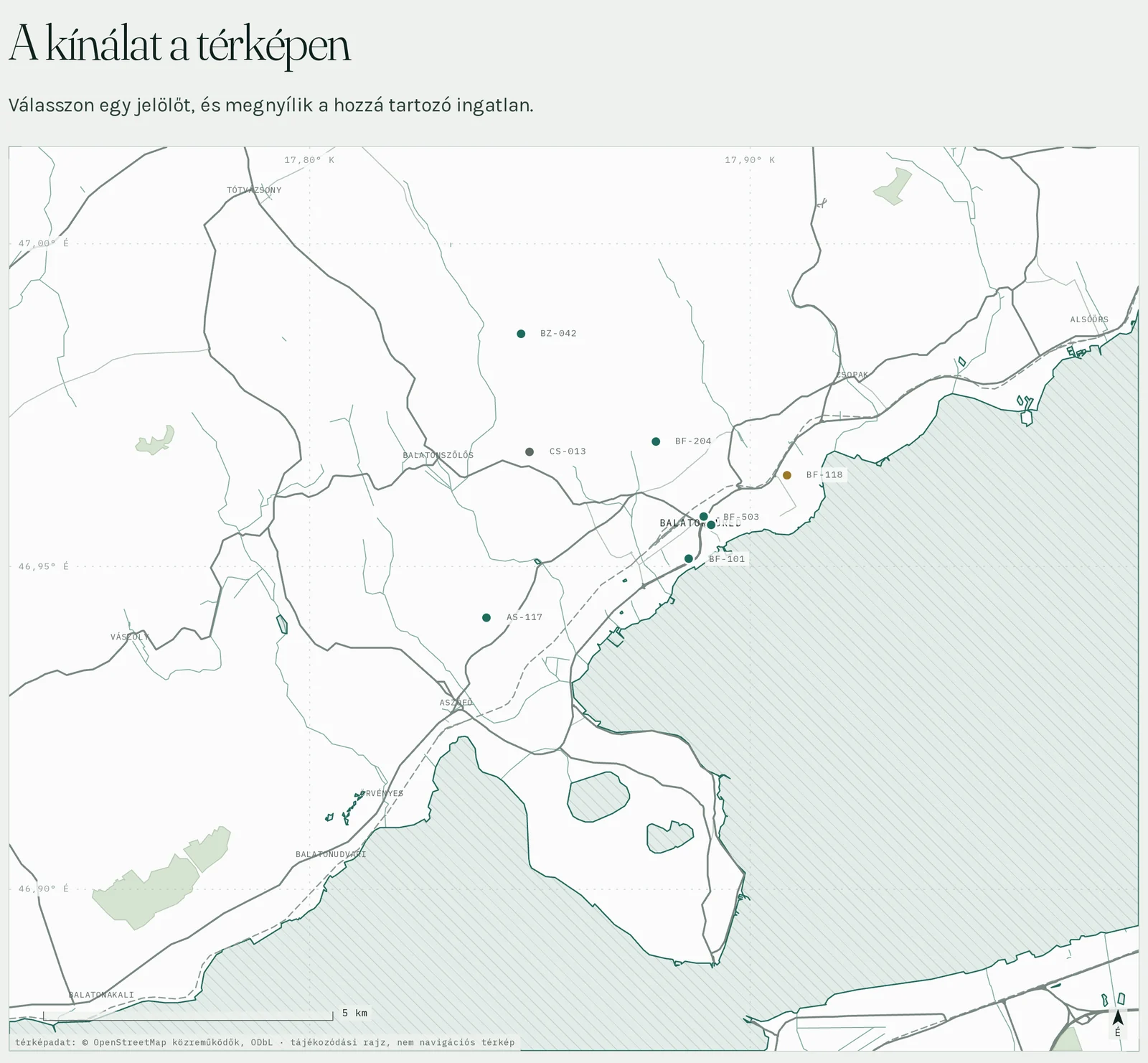 A kínálati térkép a főoldalon: a Balaton északi partja OpenStreetMap-adatból rajzolva, valódi utakkal, vasúttal, partvonallal és magával a vízzel, a falvak nevével, és minden hirdetéshez egy pont a hivatkozási számával, alul méretaránnyal és a térképadat forrásával.
