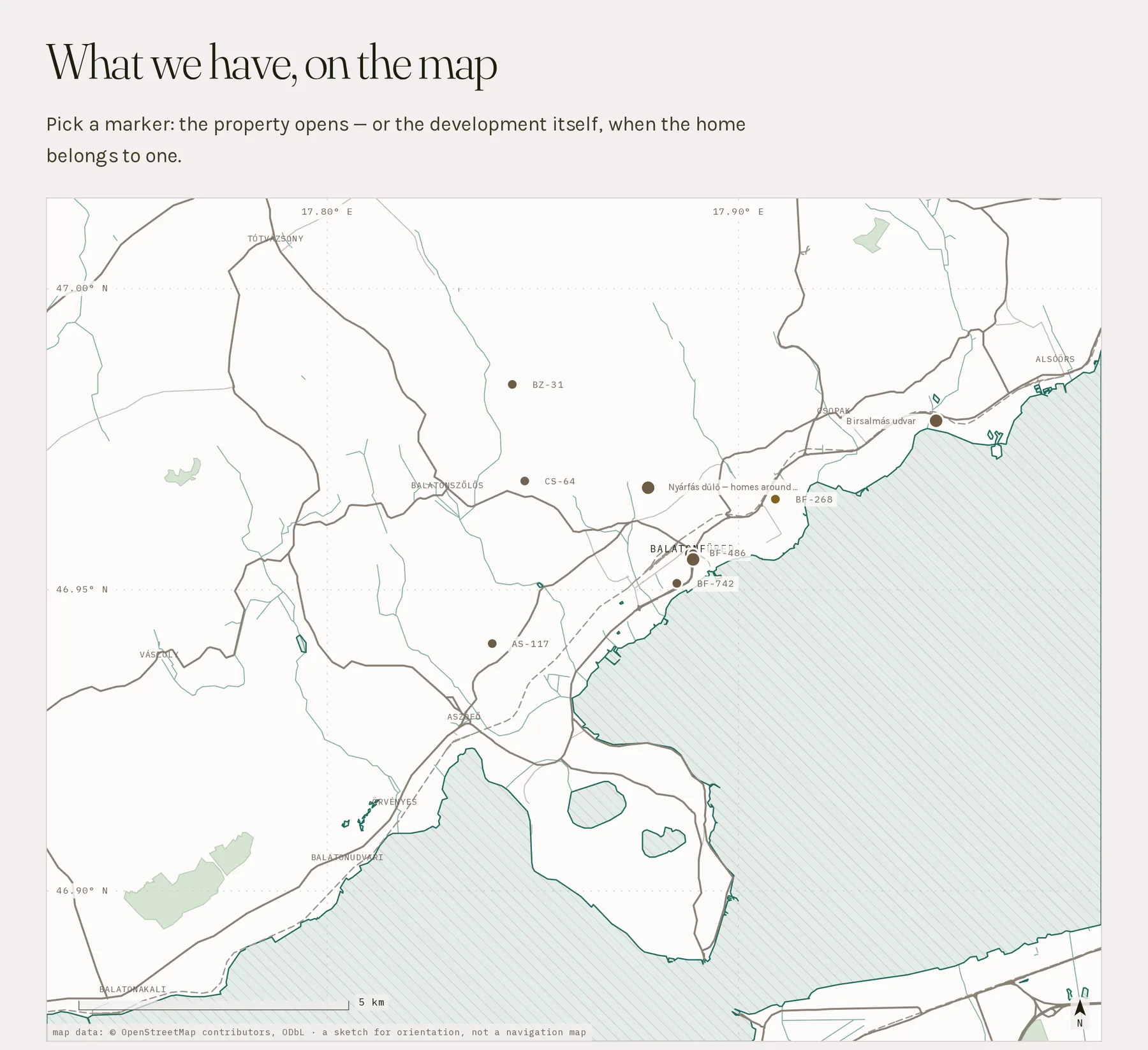 Die Angebotskarte unter ihrer Überschrift: das Nordufer des Balaton aus OpenStreetMap-Daten gezeichnet, mit Straßen, der Bahnlinie, der Uferlinie und dem Wasser, mit den Namen der Orte, zu jedem Objekt ein Punkt mit seiner Referenznummer und zu jeder Wohnanlage ein größerer mit ihrem Namen, unten ein Maßstabsbalken, ein Nordpfeil und die Quelle der Kartendaten.