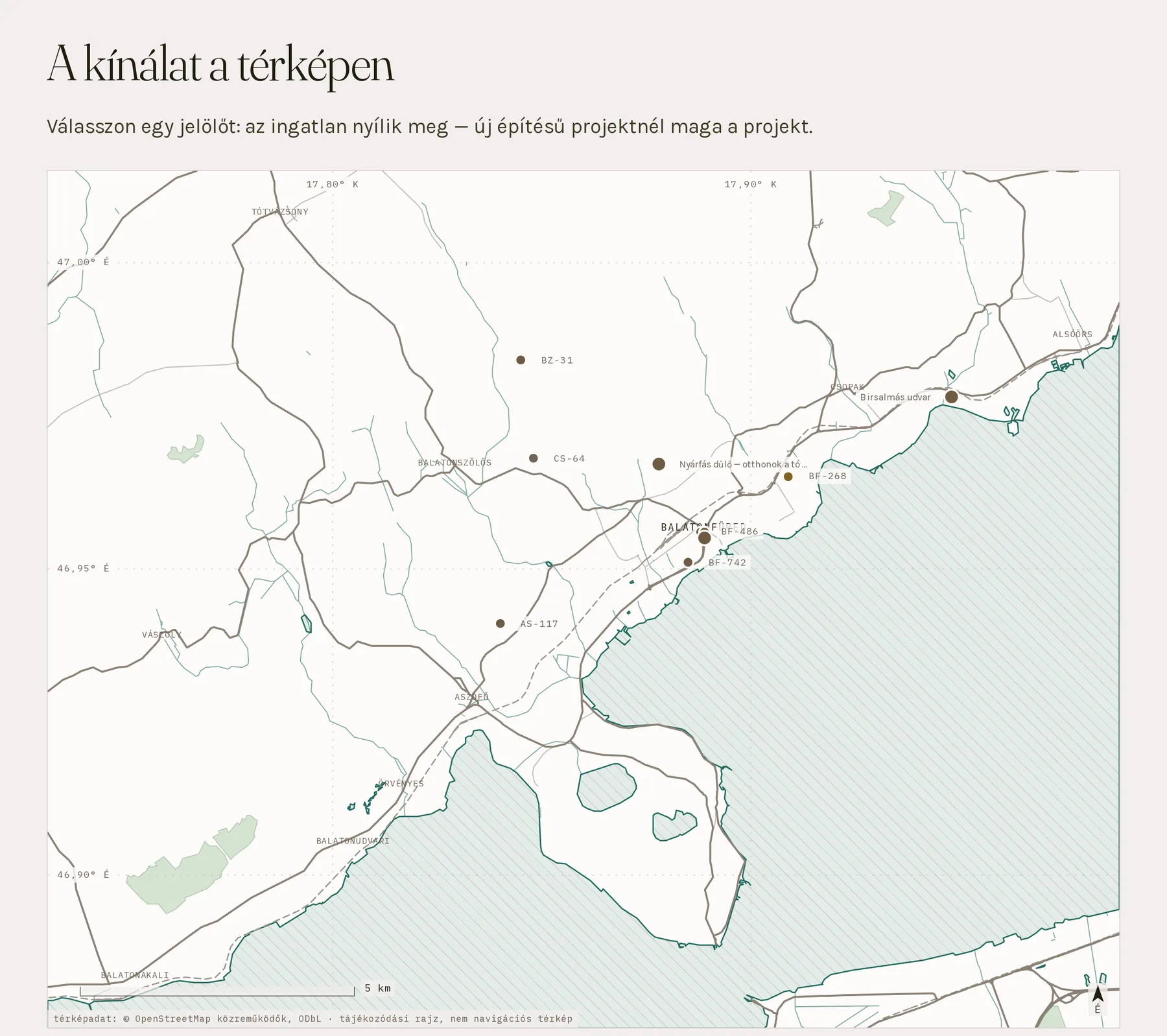 A kínálati térkép a címsora alatt: a Balaton északi partja OpenStreetMap-adatból rajzolva, utakkal, vasúttal, partvonallal és a vízzel, a falvak nevével, minden hirdetéshez egy pont a hivatkozási számával és minden lakóparkhoz egy nagyobb a nevével, alul méretaránnyal, északjellel és a térképadat forrásával.