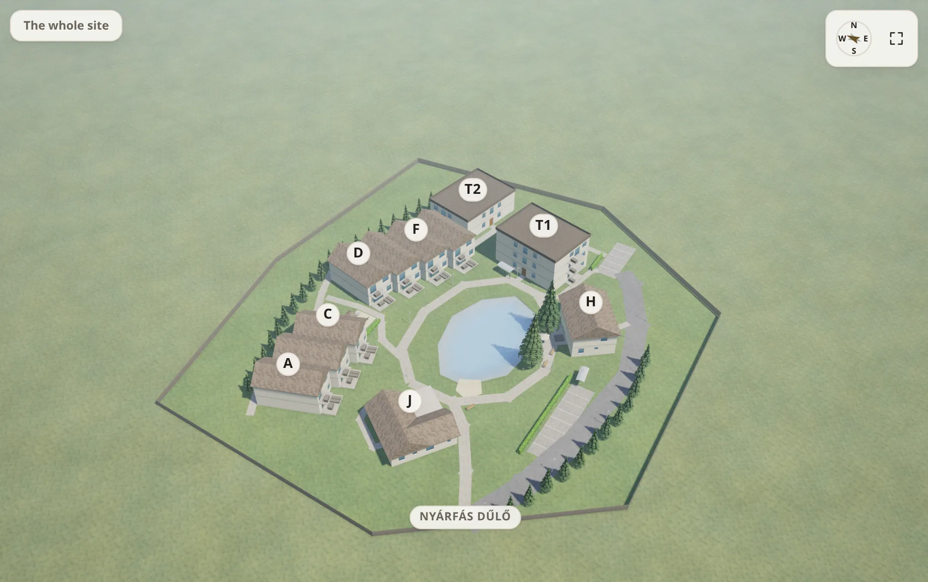 Eine Aufnahme des 3D-Lageplans einer Anlage: das ganze Grundstück in Ruhe, von oben — eine Reihe von Häusern mit Buchstaben zwischen den Pappeln, daneben der See und der Steg eingezeichnet. Der Zeiger wählt Haus G — die Ansicht rückt heran, die übrigen Häuser treten zurück, dann schieben sich die Geschosse auseinander, jedes mit der eigenen Plakette des Zuhauses. Ein Klick auf die Plakette schneidet auf die Seite dieses Zuhauses, wo der Plan bereits offen steht — ohne Dach, mit Wänden auf halber Höhe —, und die Kamera zieht eine langsame Runde darum.